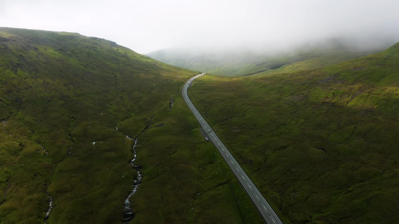 山路的鸟瞰图。法罗群岛视频素材