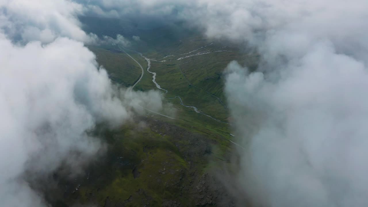 山路的鸟瞰图。法罗群岛视频素材