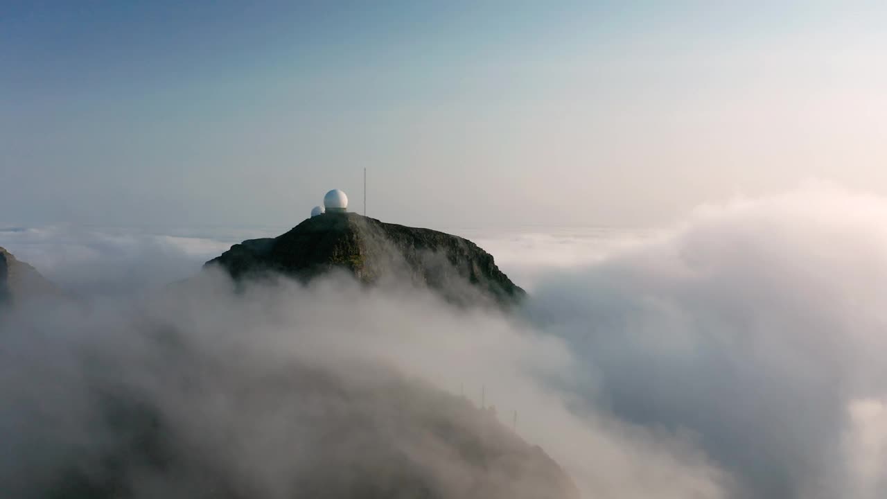 日落时云中群山的鸟瞰图。法罗群岛视频素材