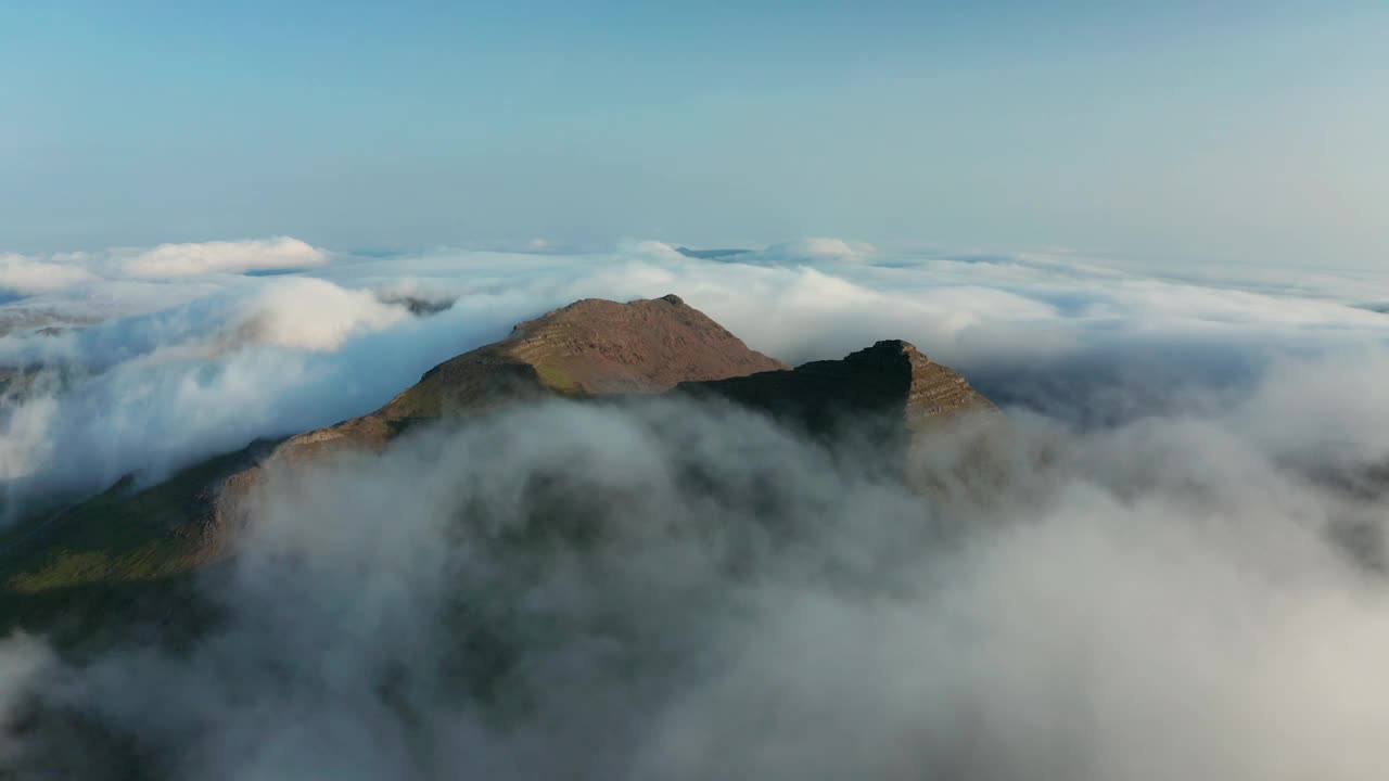 日落时云中群山的鸟瞰图。法罗群岛视频素材