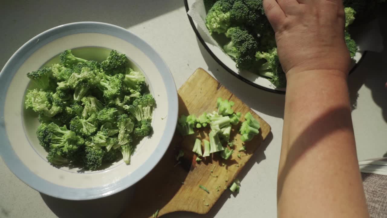 把新鲜的西兰花切好放在厨房的桌子上。视频素材