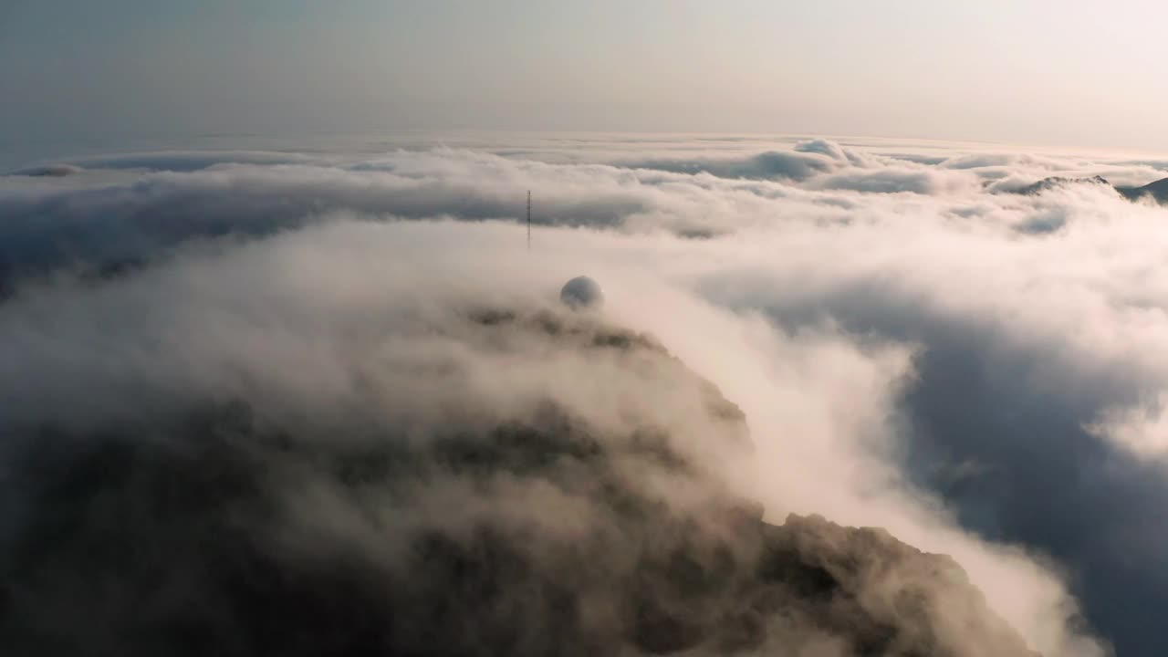 日落时云中群山的鸟瞰图。法罗群岛视频素材