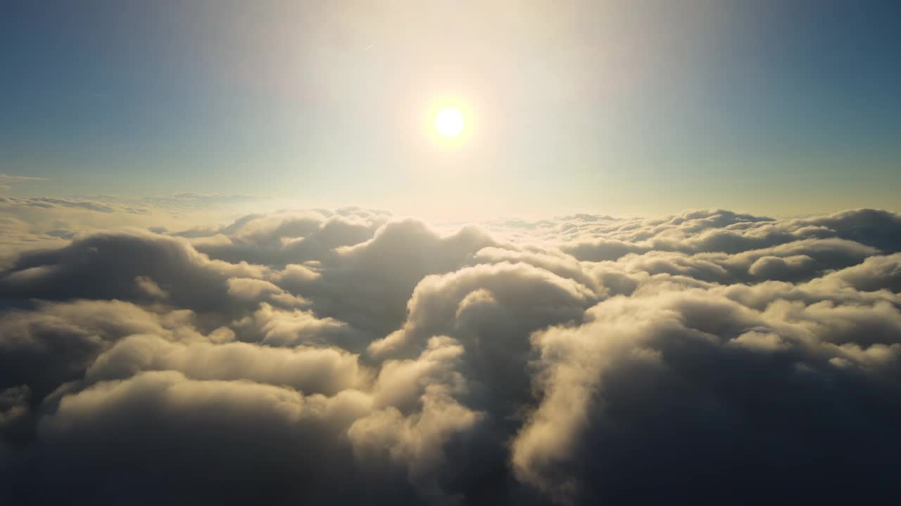 从高空透过飞机窗户鸟瞰傍晚暴雨前形成的浓密蓬松积云。视频素材