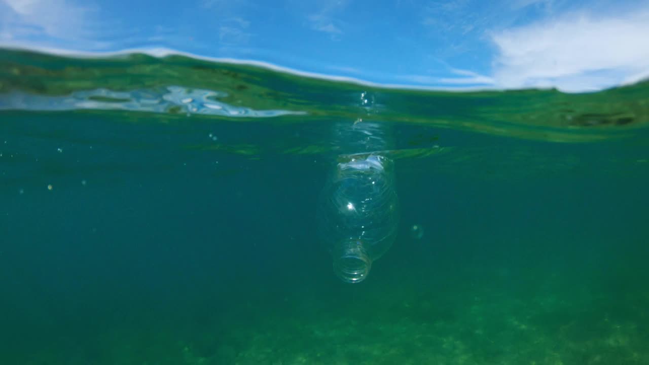 海水中的塑料污染视频素材