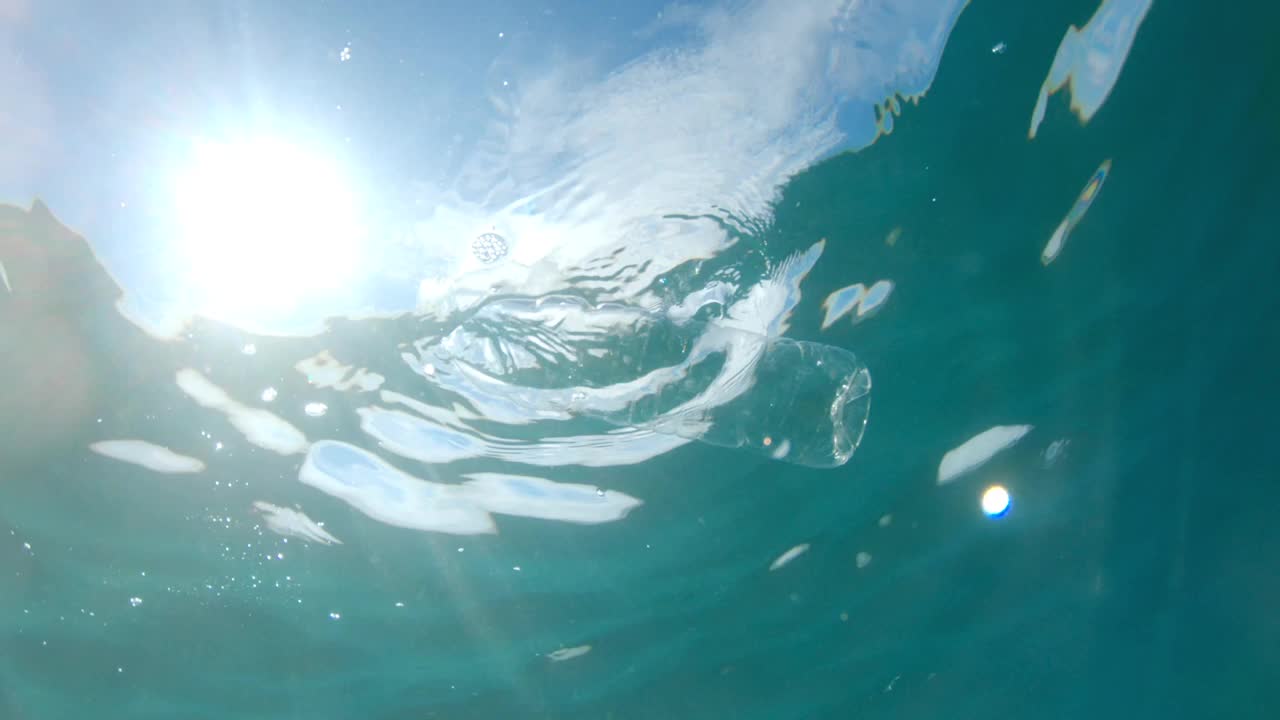 塑料瓶在海水中下沉视频素材