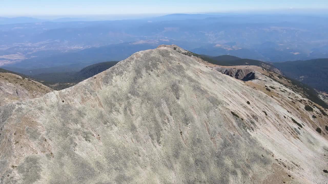 保加利亚皮林山波勒詹峰鸟瞰图视频素材