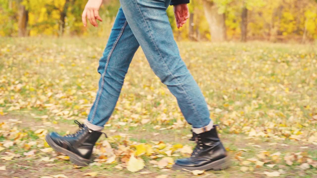 女孩游客在秋天的森林里徒步旅行视频素材