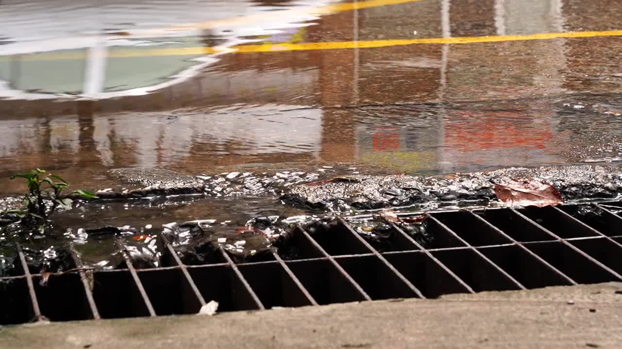 大雨后从下水道流出的水视频素材