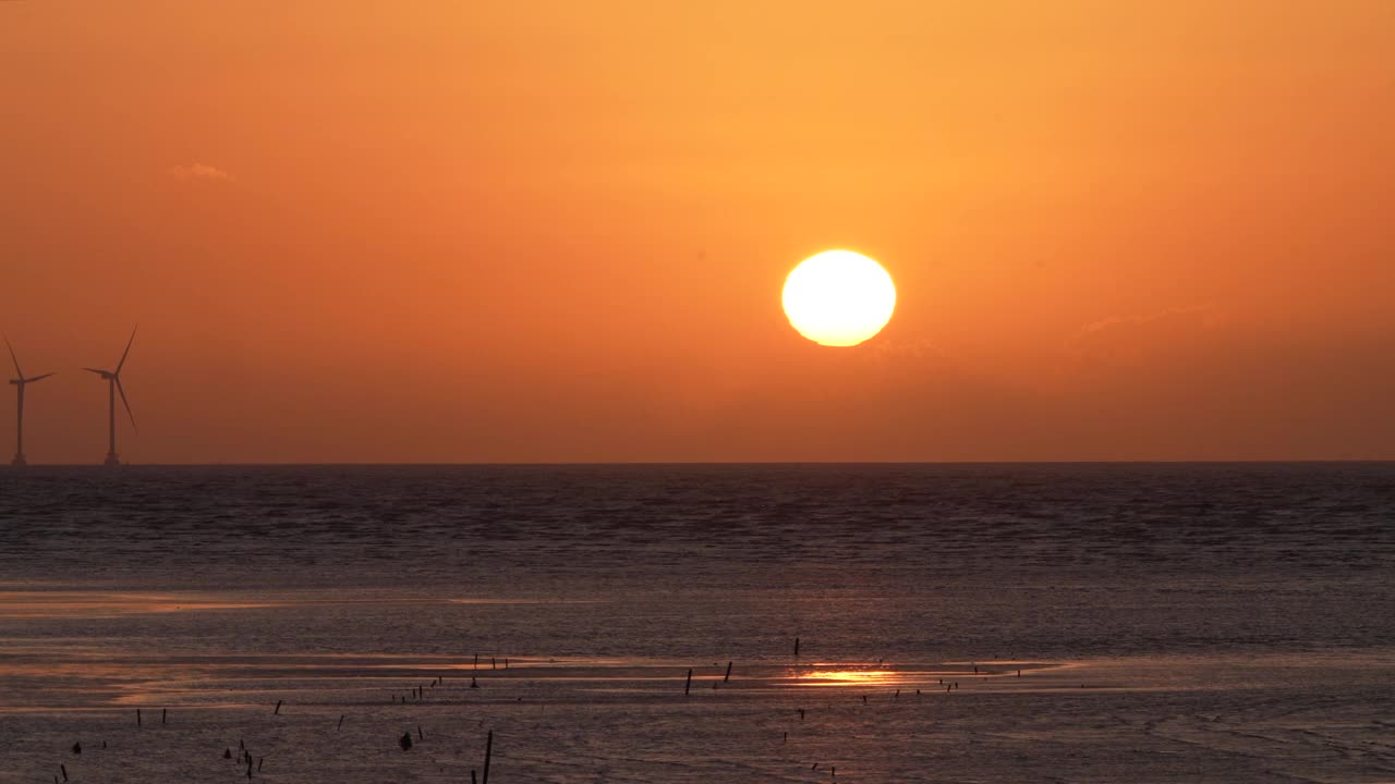 日出时的海上风力涡轮机视频素材