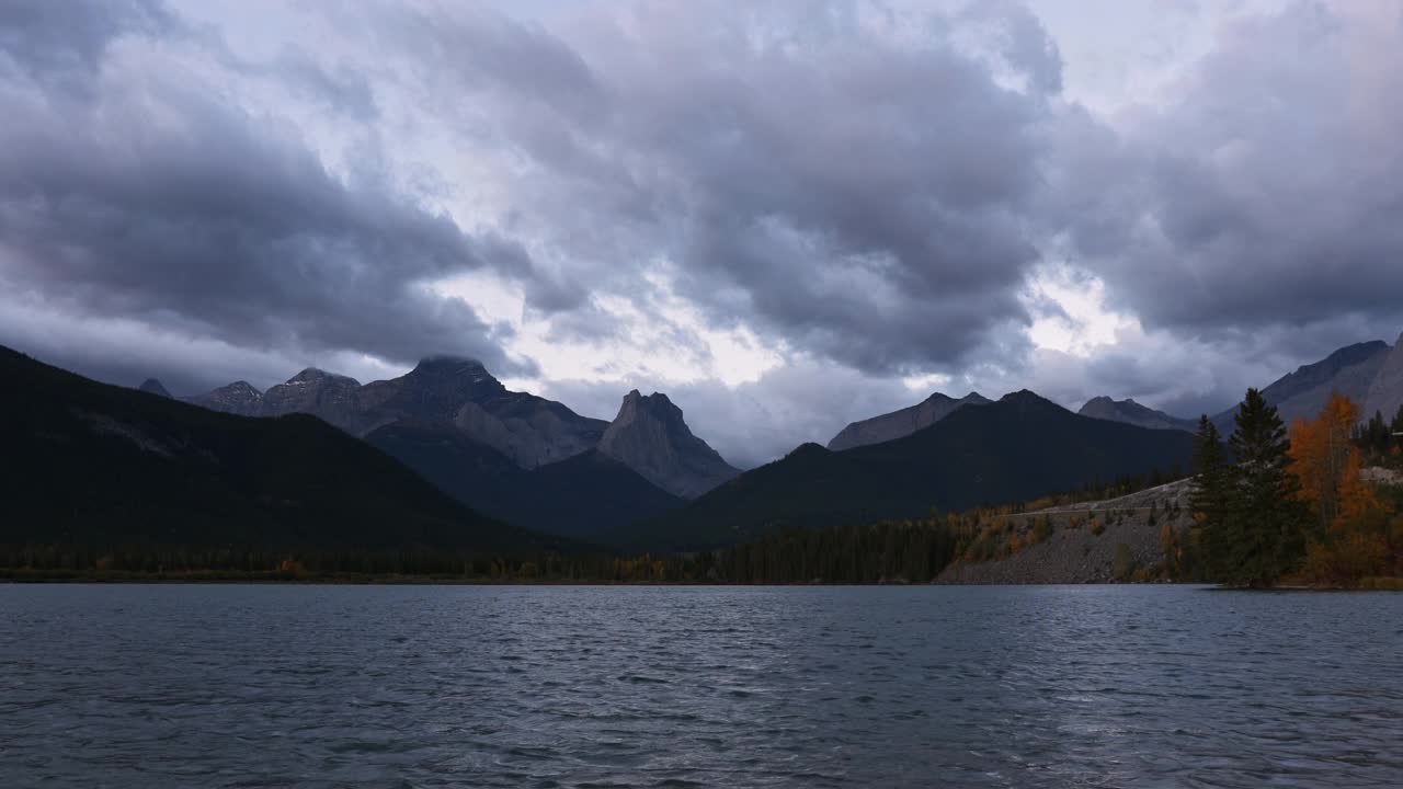 三姐妹山和峡湖在日出视频素材