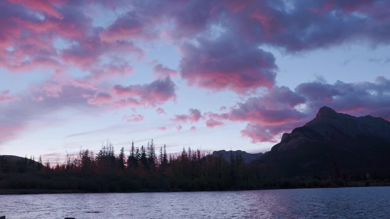 三姐妹山和峡湖在日出视频素材