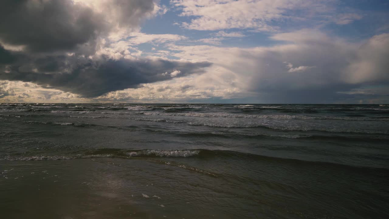 多沙的波罗的海海岸风暴中的波浪视频素材