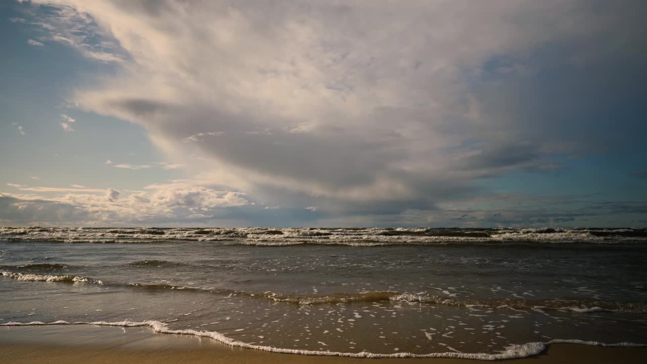 多沙的波罗的海海岸风暴中的波浪视频素材