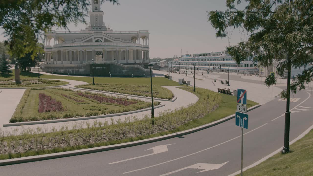 在莫斯科北河码头美丽的景观草坪和鲜花伴随着白色的主要建筑视频素材