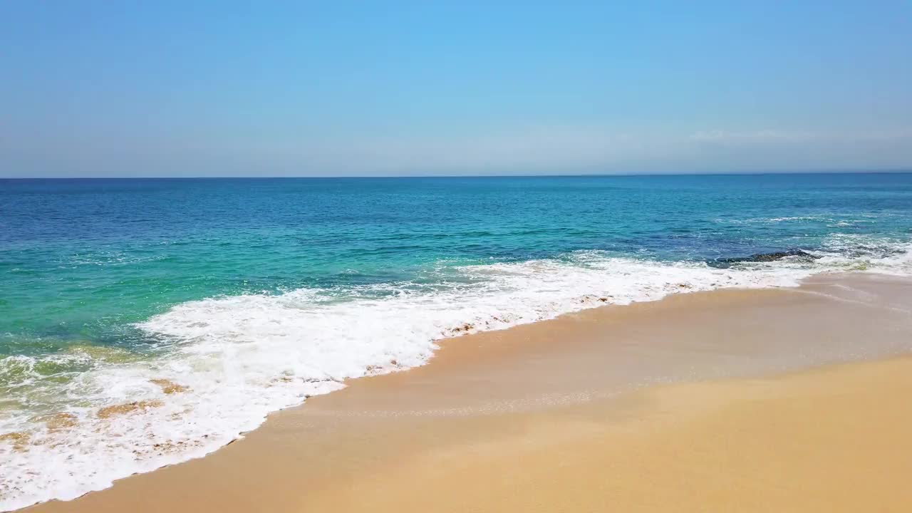 海滩，大海，沙滩和天空。夏天的海滩、沙滩和天空的景观。海滩的空间区域。在印度尼西亚的巴厘岛海滩视频素材