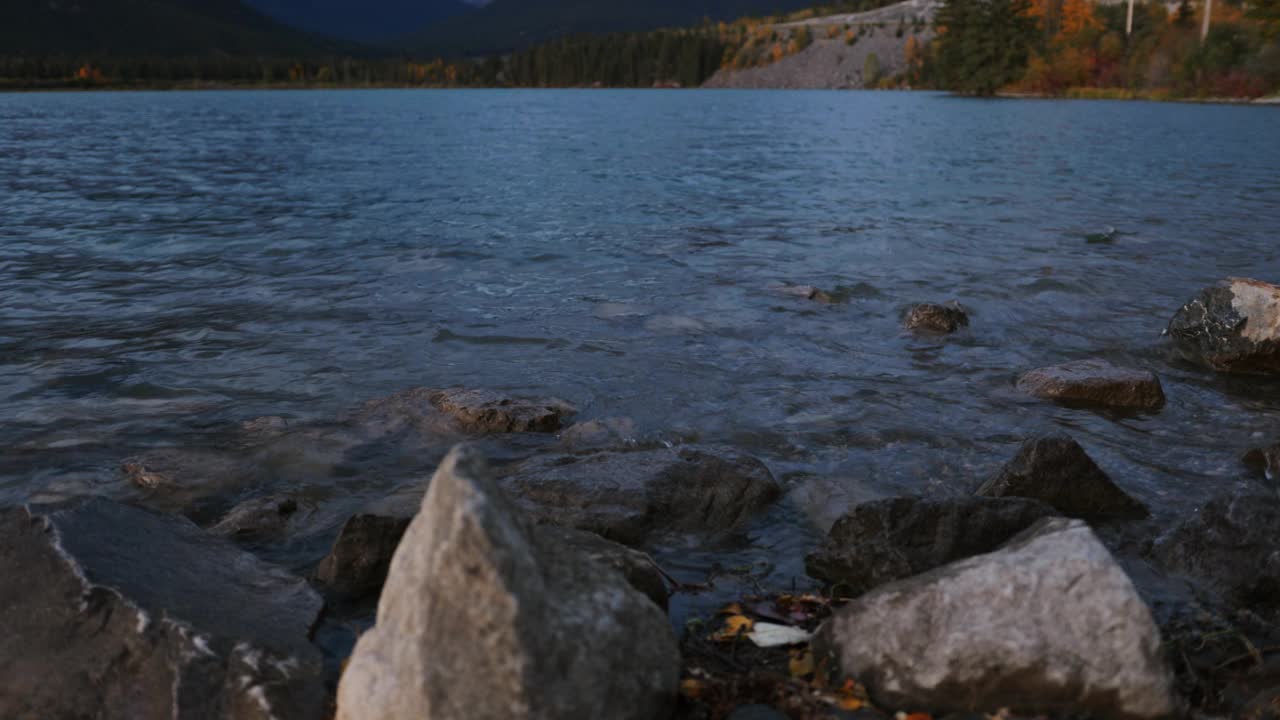 三姐妹山和峡湖在日出视频素材