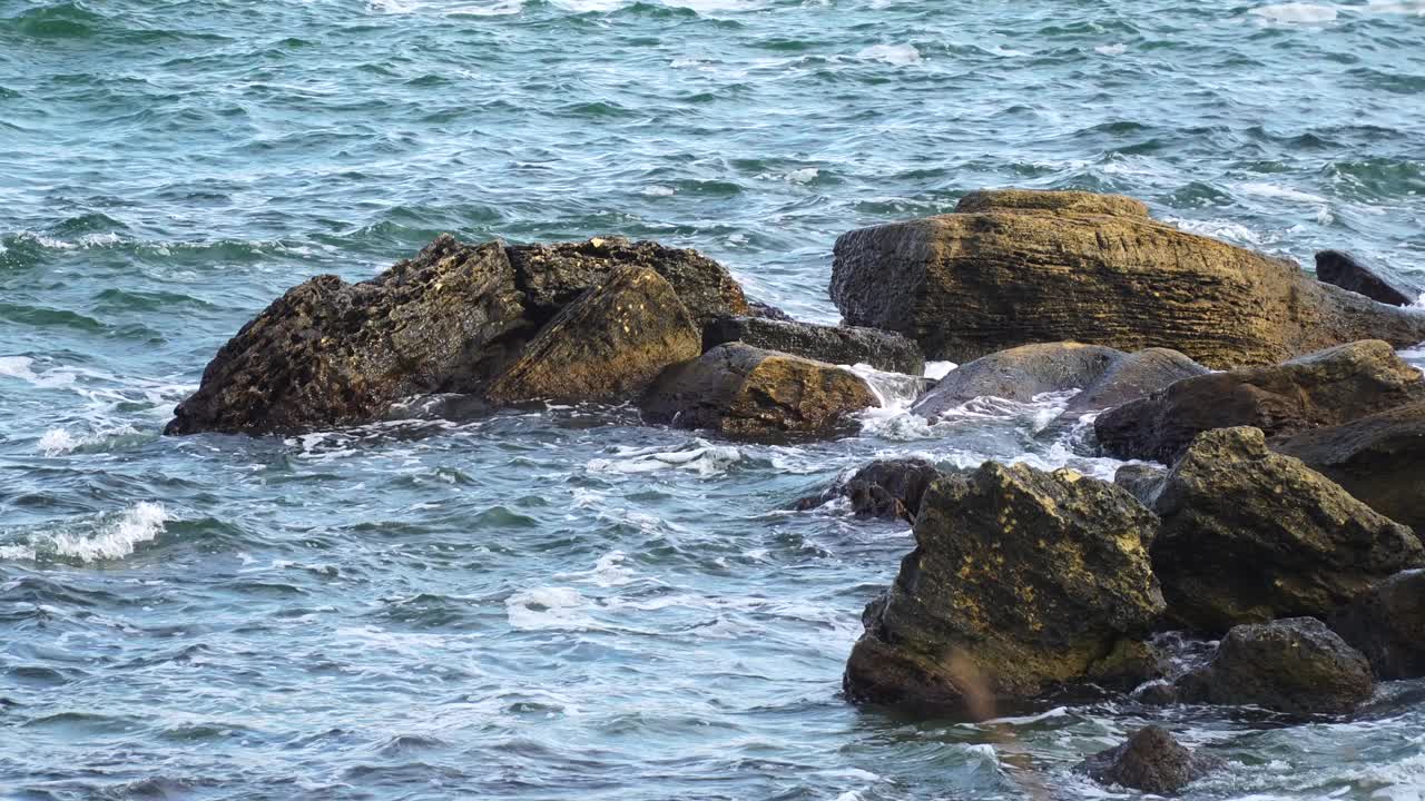 波涛汹涌的大海上布满了大石头。手投篮视频下载