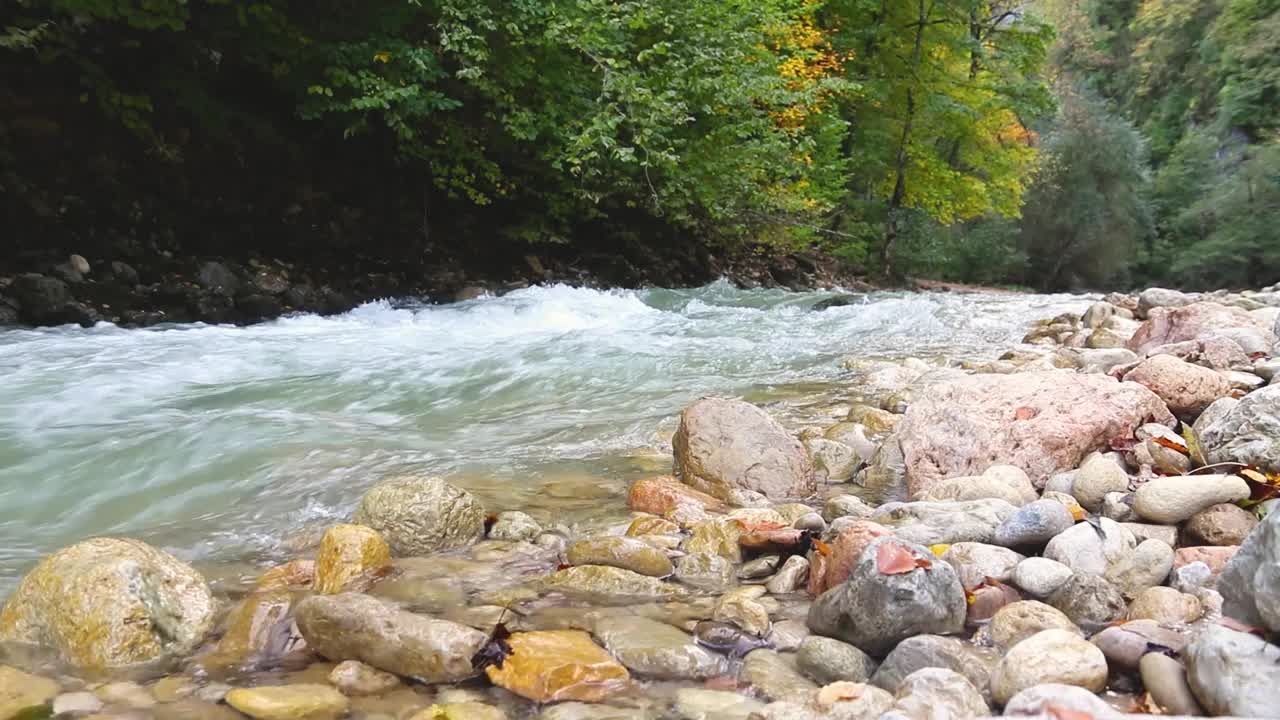 新鲜寒冷的山河流入峡谷。视频素材