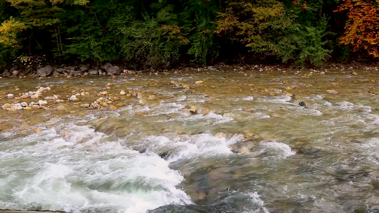 山河在石头间流淌。视频素材