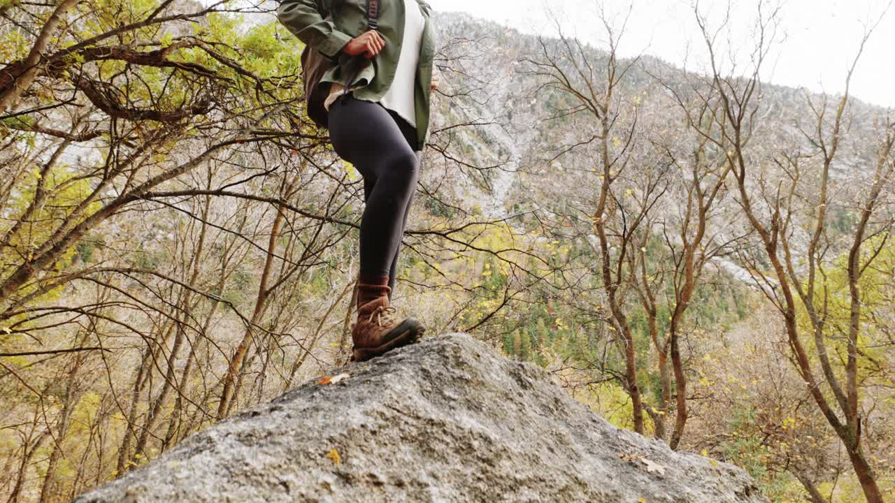 女人徒步旅行视频素材