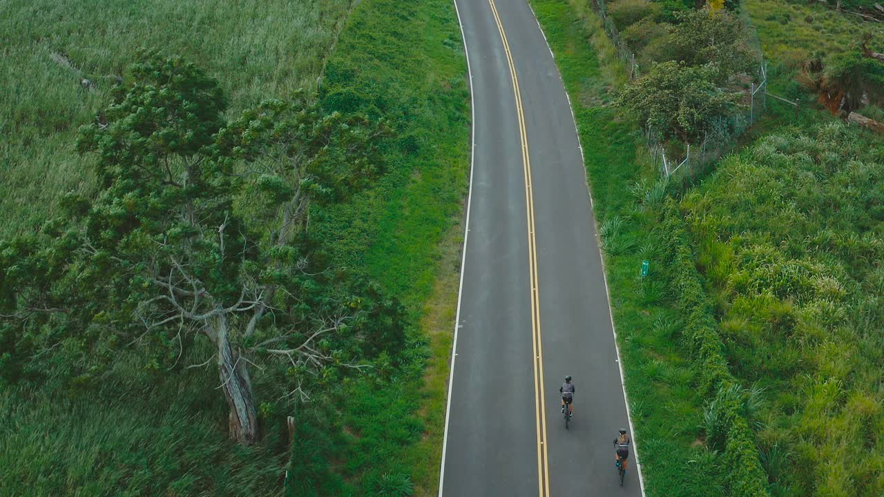 自行车手道路自行车的鸟瞰图视频素材