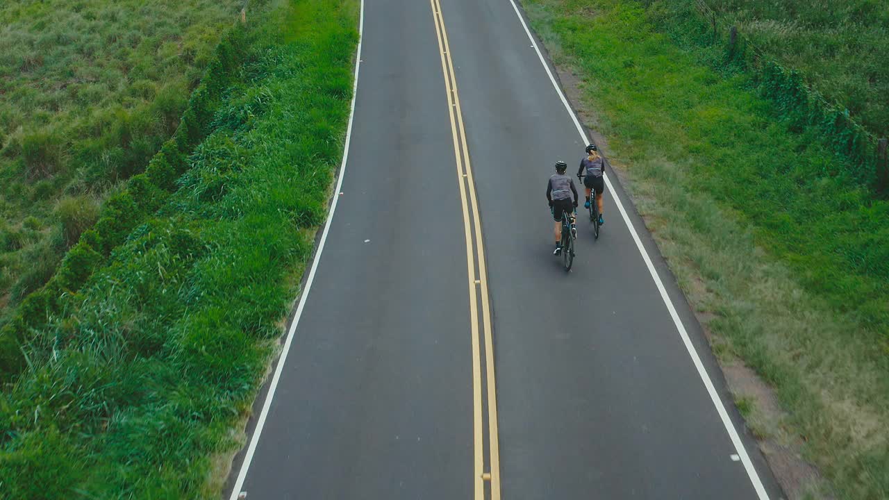 自行车手道路自行车的鸟瞰图视频素材