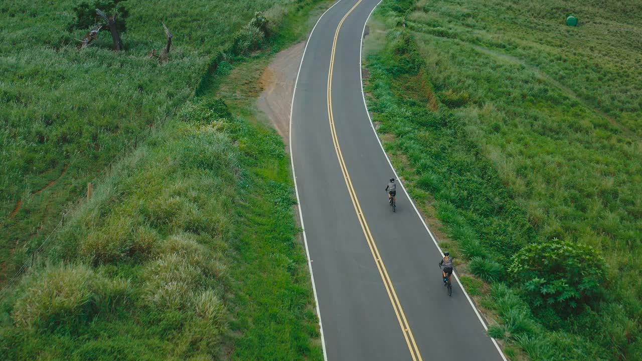 自行车手道路自行车的鸟瞰图视频素材