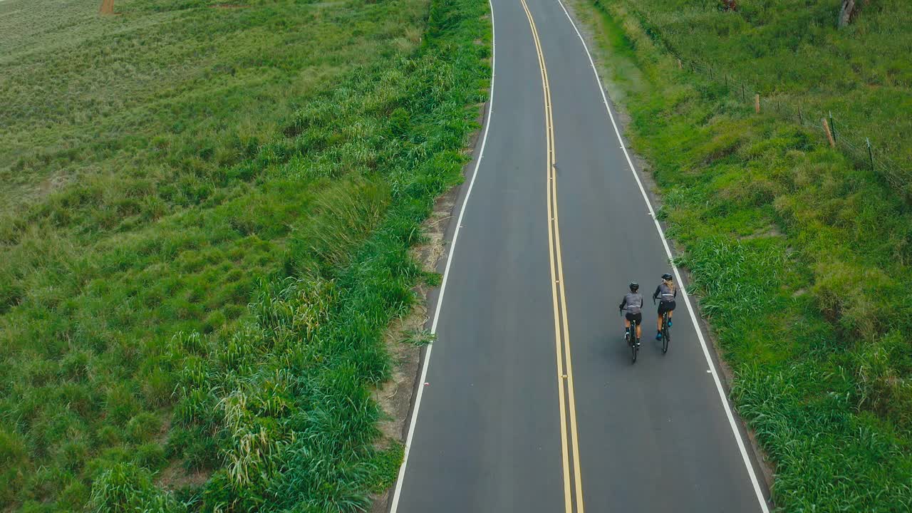 自行车手道路自行车的鸟瞰图视频素材