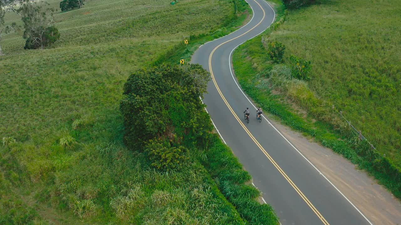 自行车手道路自行车的鸟瞰图视频素材