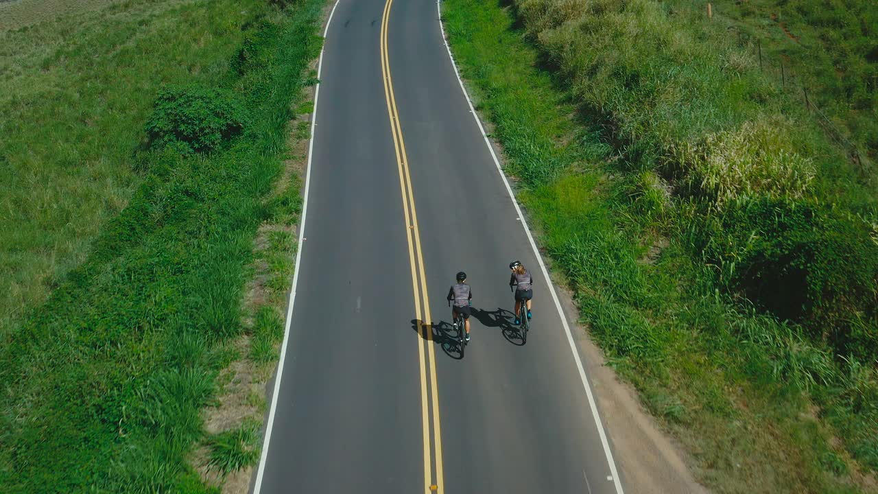 自行车手道路自行车的鸟瞰图视频素材