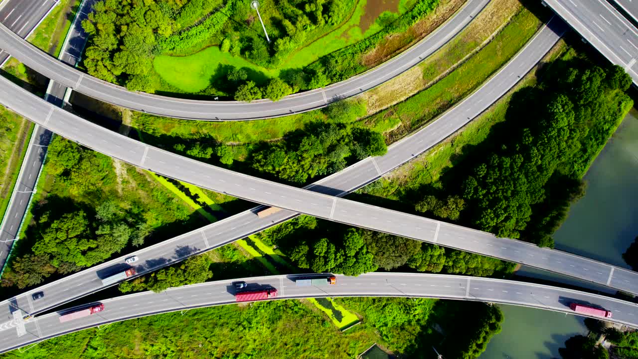 高速公路交叉口鸟瞰图，交通在上海，中国视频素材