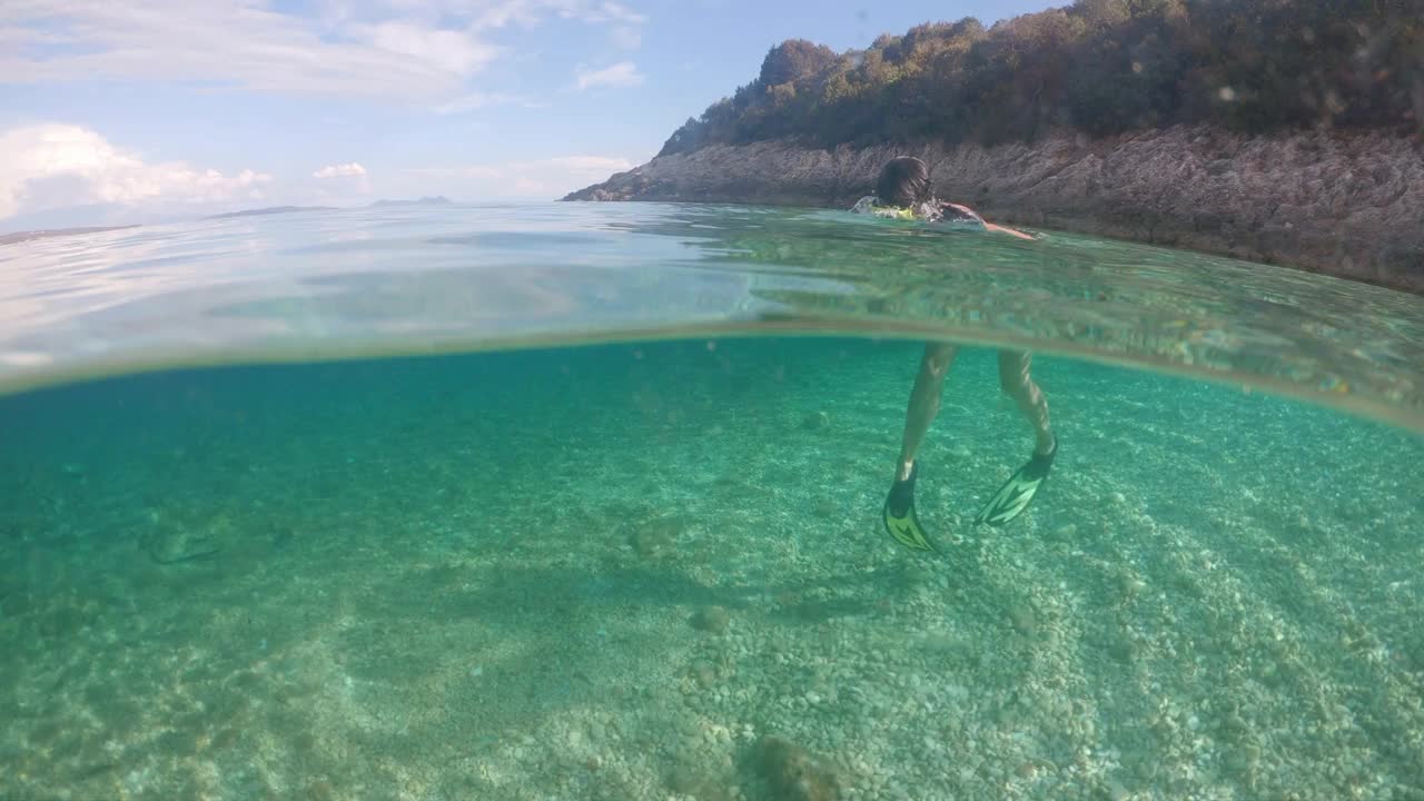 女子穿着泳衣在水下潜水视频素材