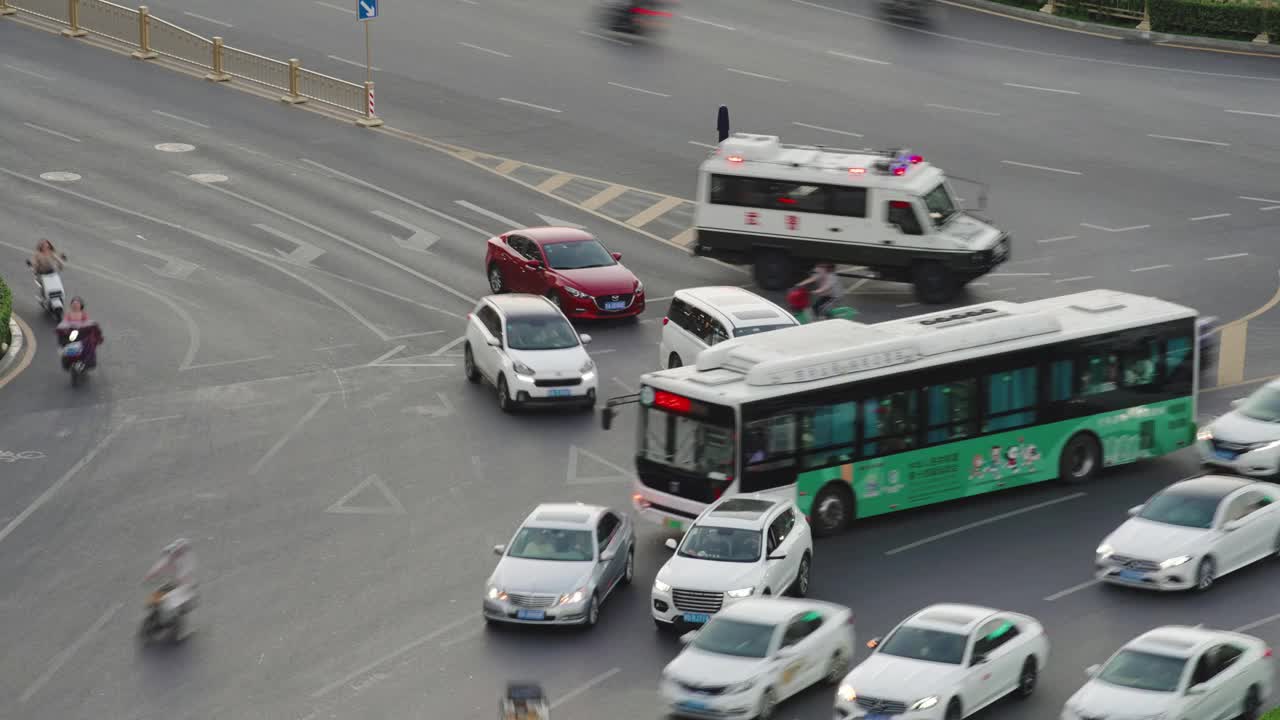 中国西安，日落时城市交通的时间流逝。视频素材