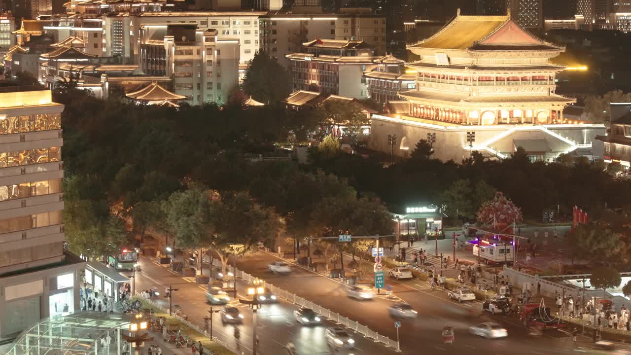 中国西安，日落时城市交通的时间流逝。视频素材