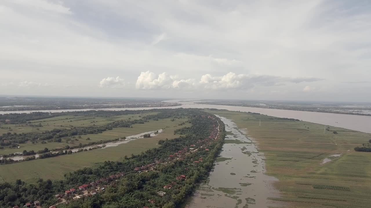 无人机拍摄的湄公河水位上升，暴雨袭击了该国大部分地区，导致许多村庄和农业地区发生洪水视频素材