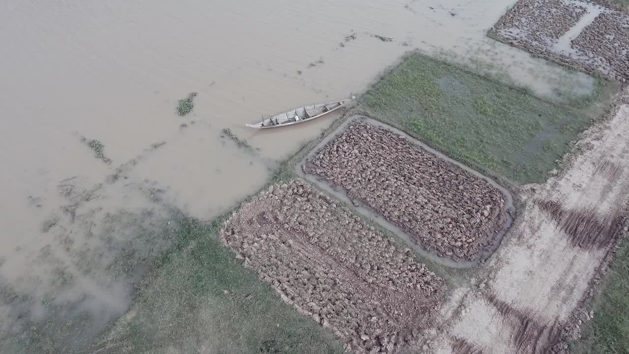 无人机拍摄的洪水田地倾斜显示，许多村庄因湄公河的溢流而被淹没视频素材