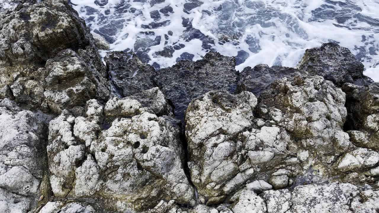 岩石和狂野的海浪视频素材