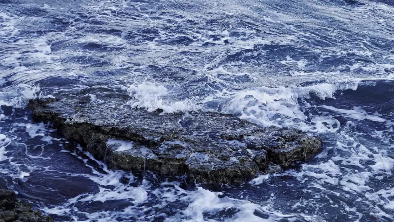 岩石和狂野的海浪视频素材