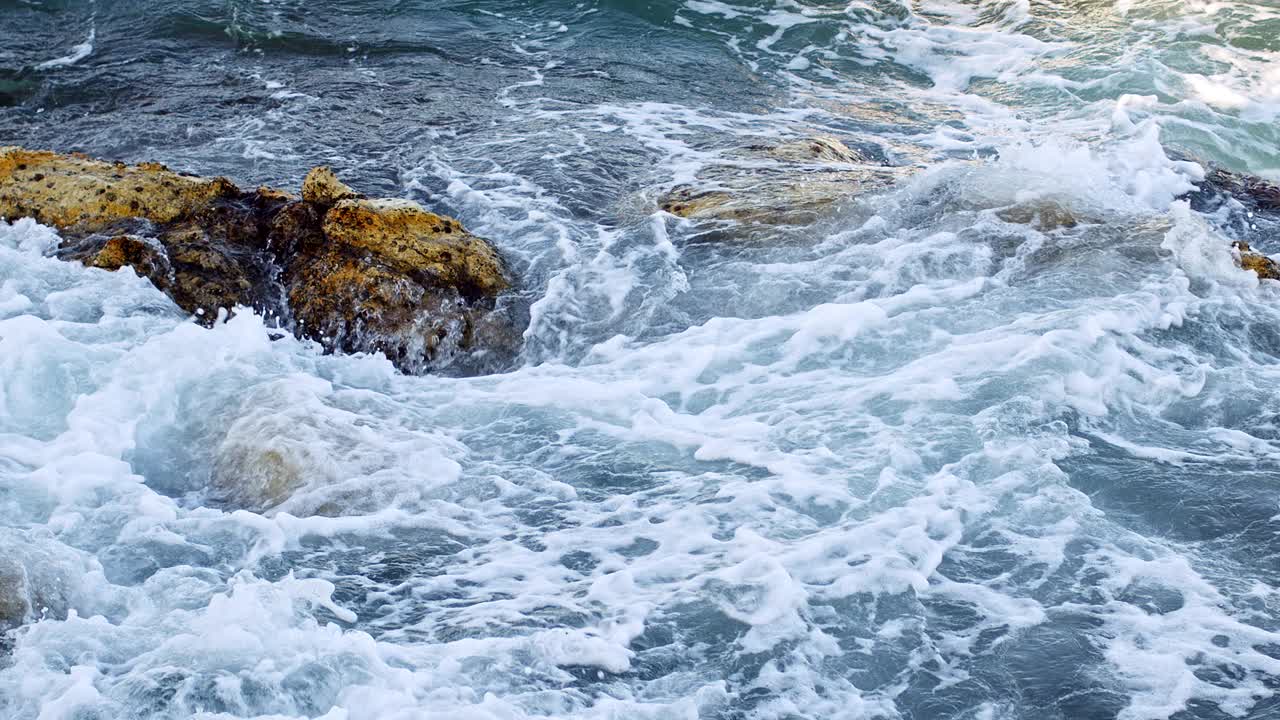 岩石和狂野的海浪视频素材