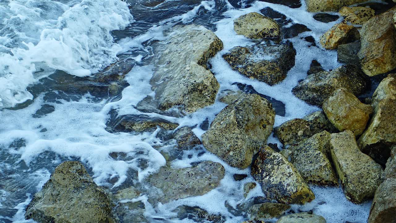 岩石和狂野的海浪视频素材