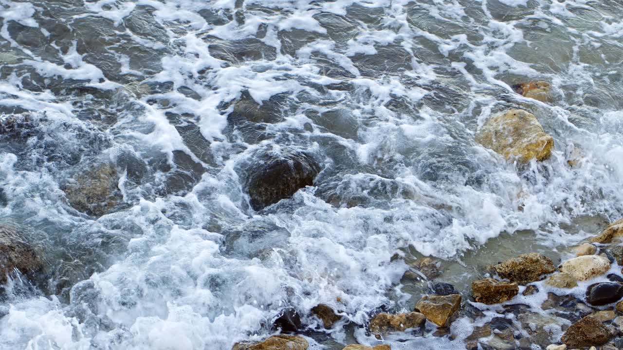 岩石和狂野的海浪视频素材