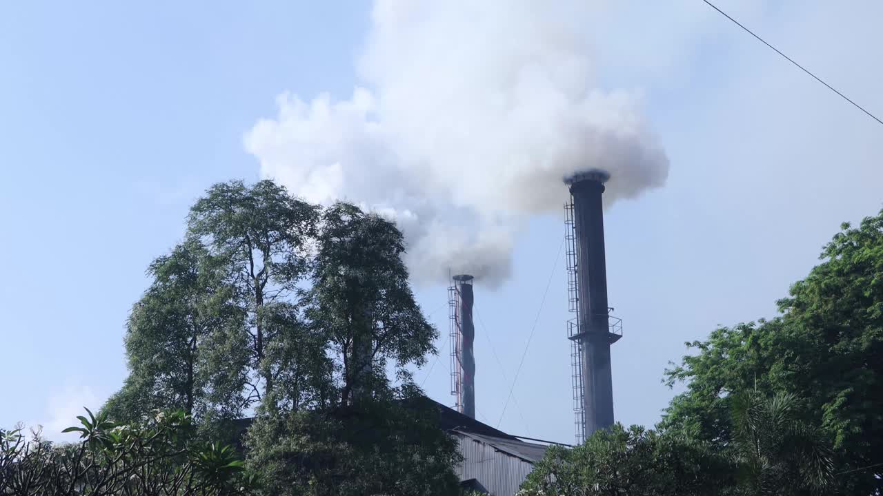 工厂烟囱冒出的烟雾，引发全球变暖视频素材