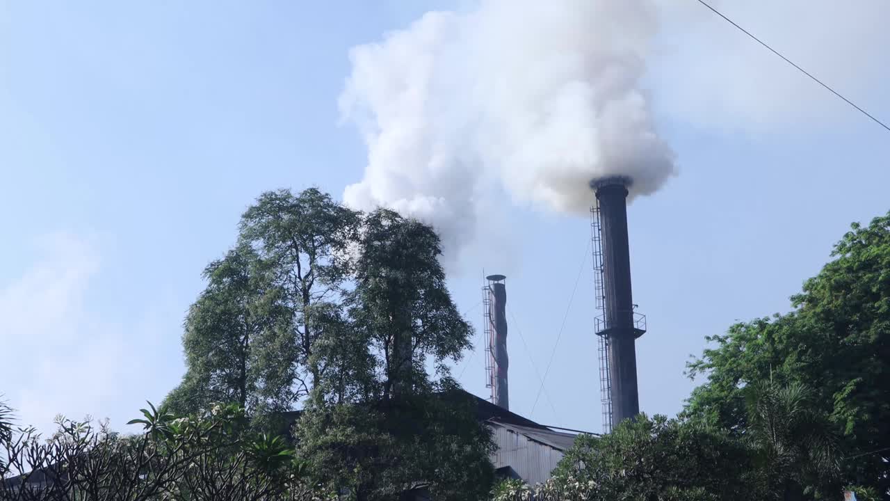 工厂烟囱冒出的烟雾，引发全球变暖视频素材