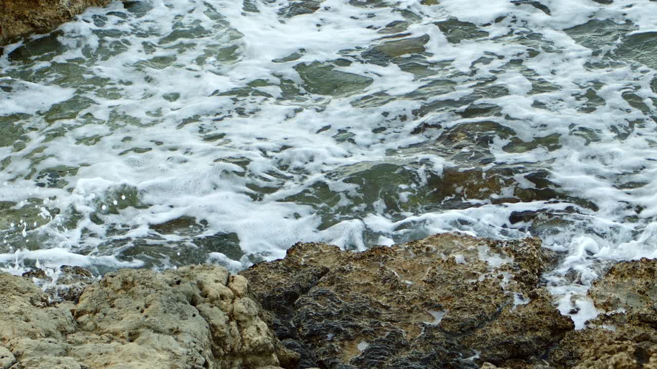 岩石和狂野的海浪视频素材