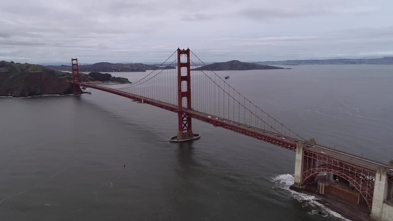 旧金山的金门大桥。多云的一天。观光对象，加州或美国最著名的桥视频素材