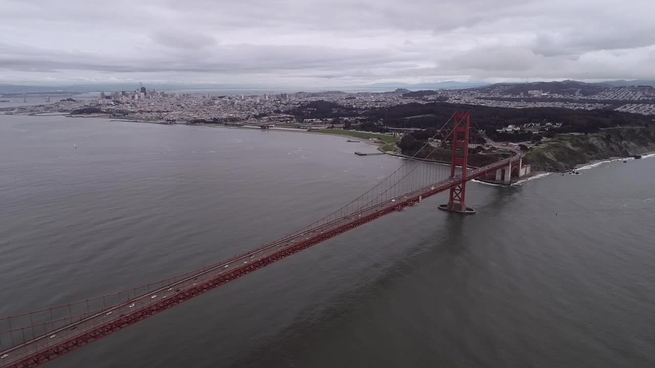 加利福尼亚州旧金山的金门大桥。城市景观和恶魔岛的背景。美国。多云的一天视频素材