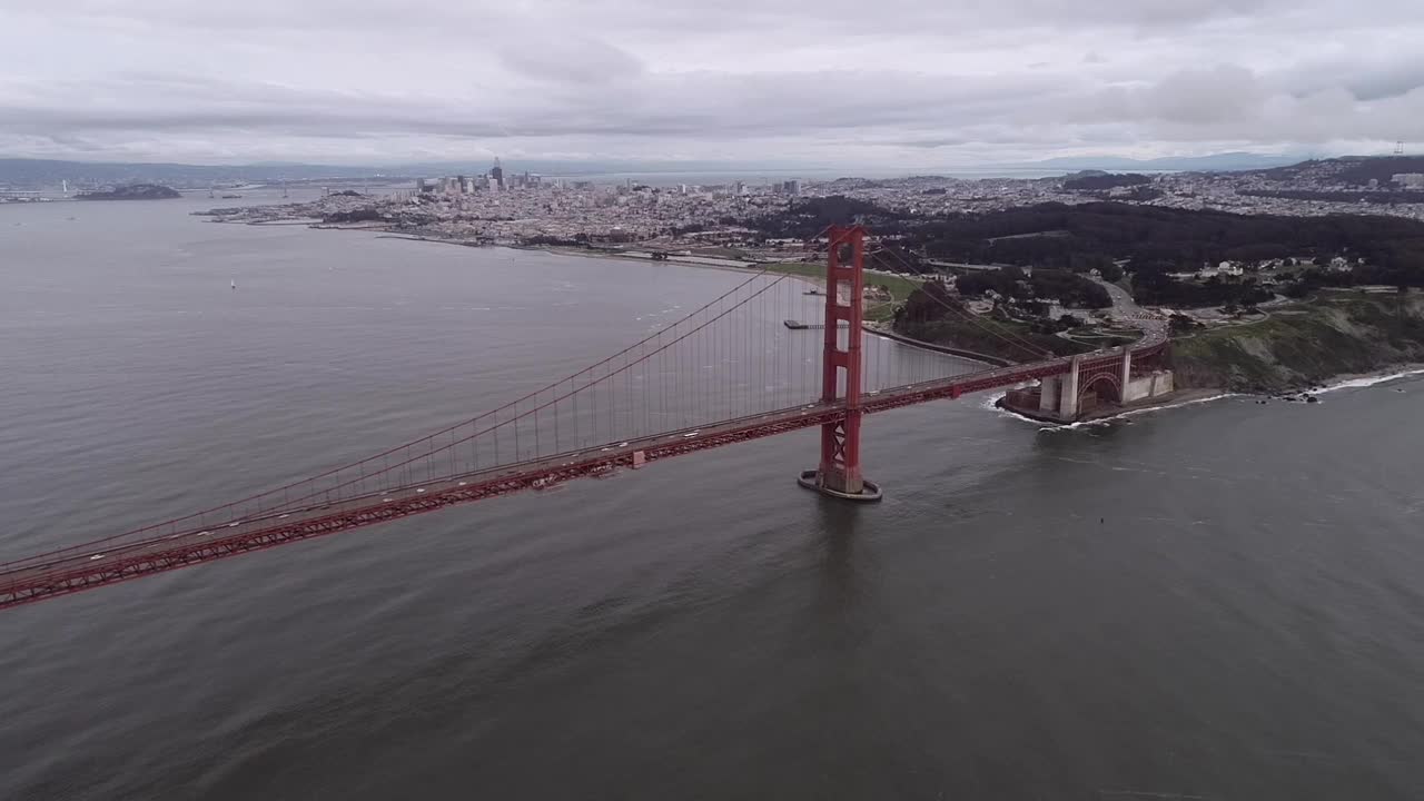 加利福尼亚州旧金山的金门大桥。城市景观和恶魔岛的背景。美国。多云的一天视频素材