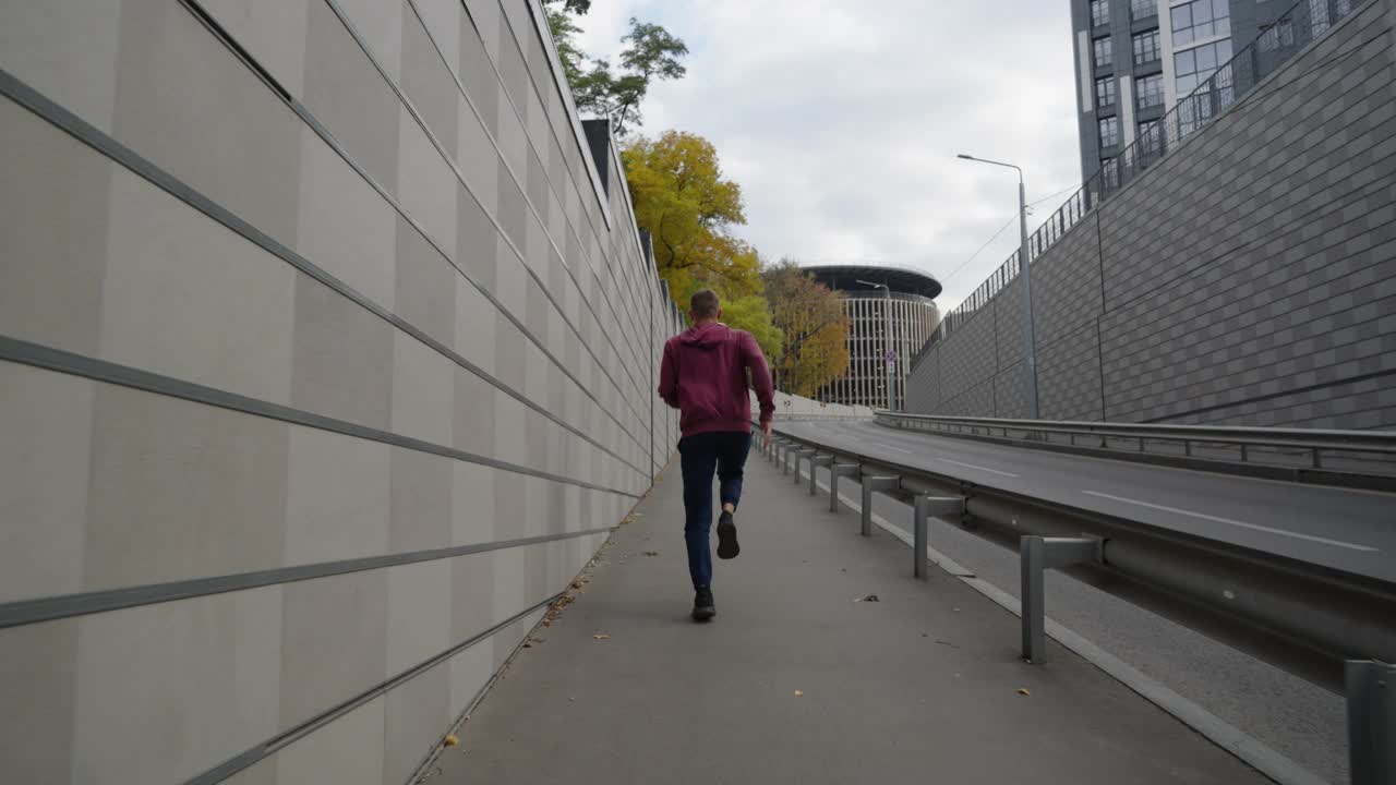 慢动作慢跑者在城市的道路弯道视频素材