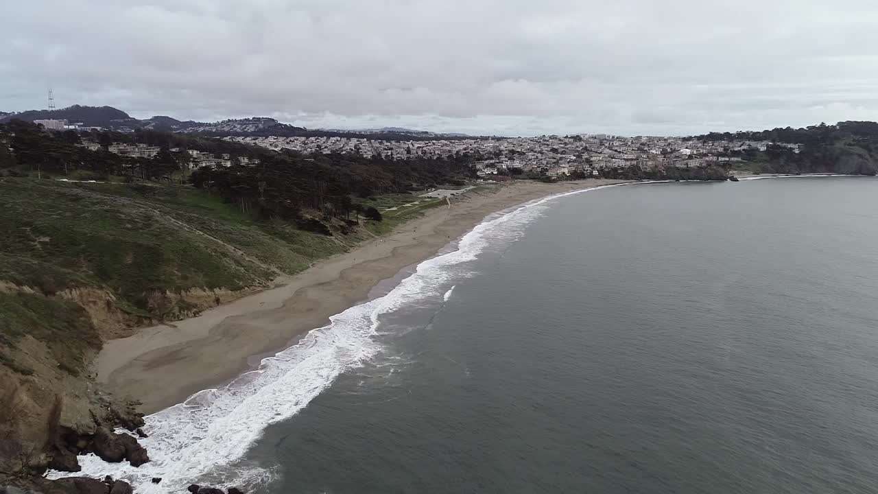 加州旧金山的贝克海滩。海悬崖地区的背景视频素材