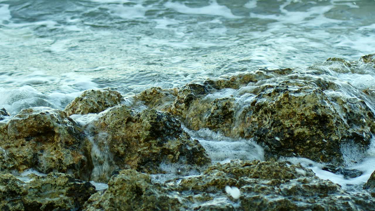 岩石和狂野的海浪视频素材